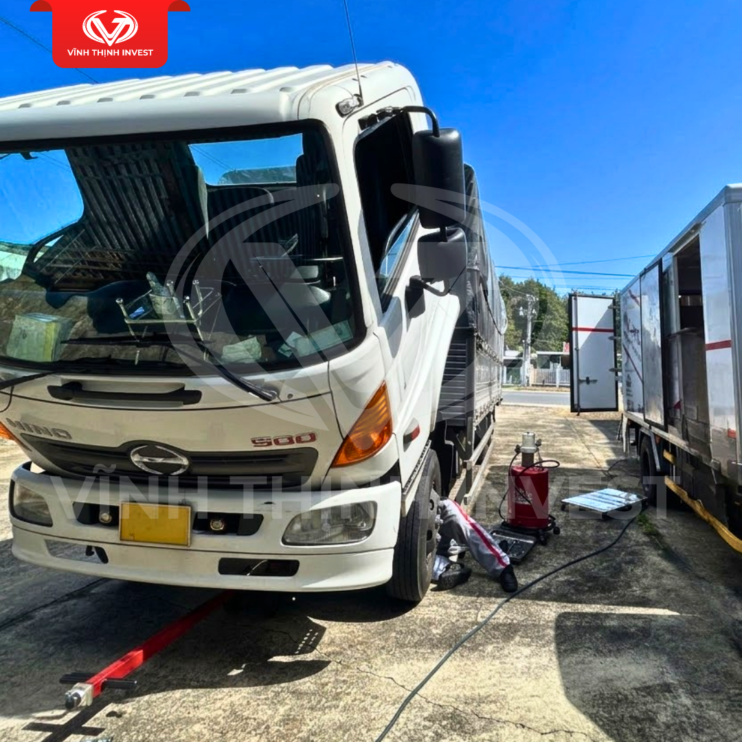 Kỹ thuật viên kiểm tra, bảo dưỡng xe tại điểm lưu động