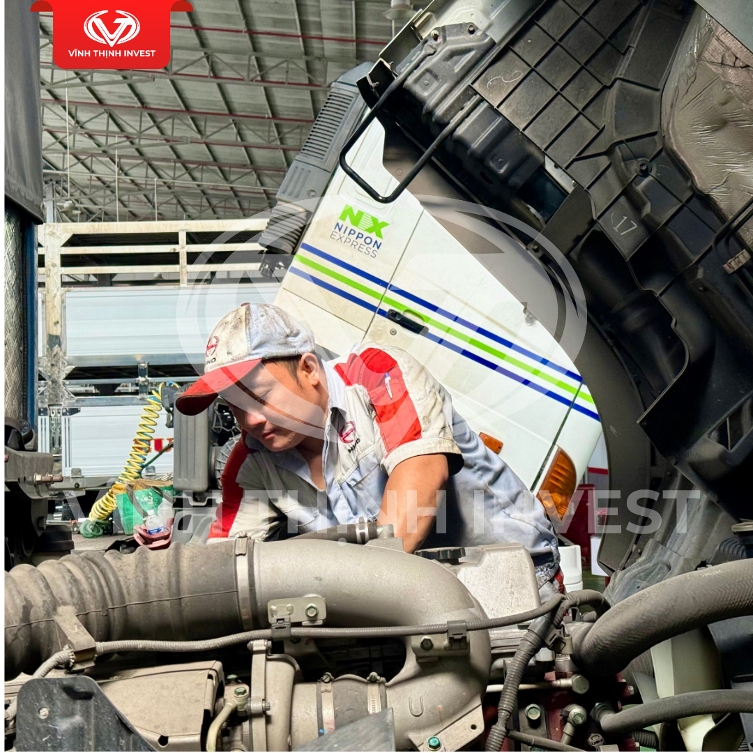 Các kĩ thuật viên kiểm tra sửa chữa xe Hino