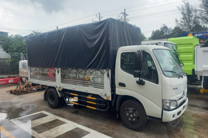 XE TẢI HINO XZU650L 1,9 TẤN THÙNG MUI BẠT